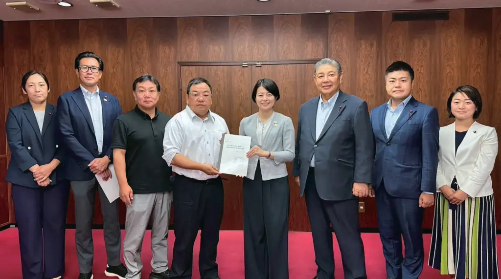 品川区長と品川区議との集合写真