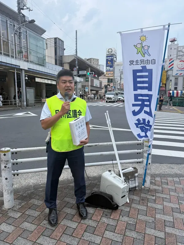 街頭で支援を呼び掛けるこしば議員