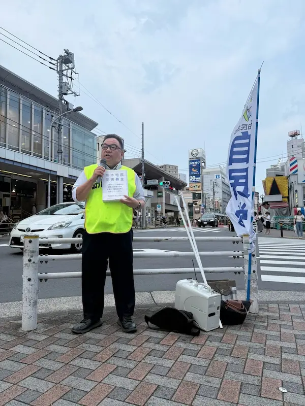 街頭で支援を呼び掛けるまつざわ議員