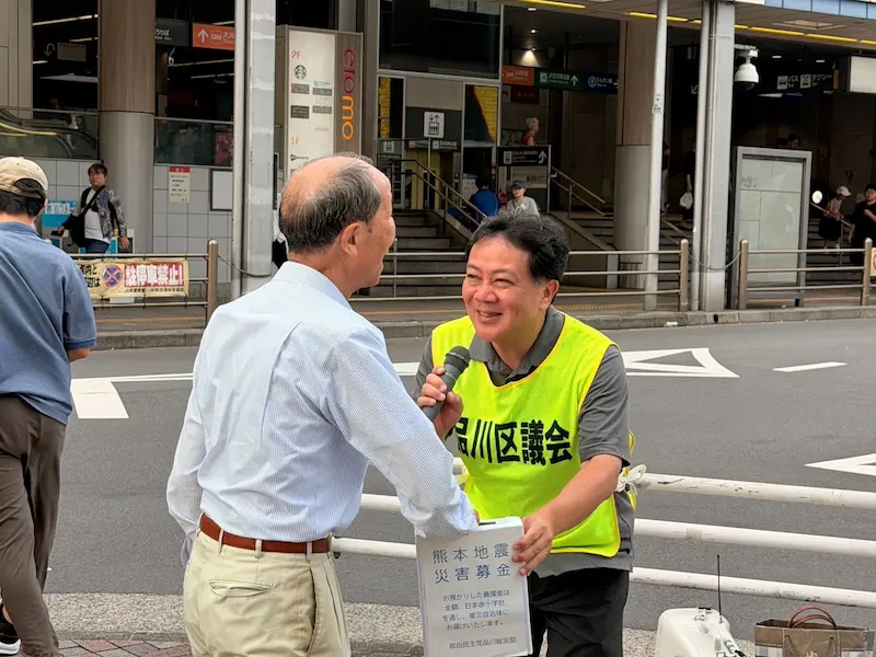 ご協力いただいた男性と握手を交わす渡辺議員