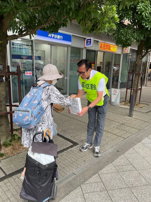 募金にお応えし深く礼をするえのした議員
